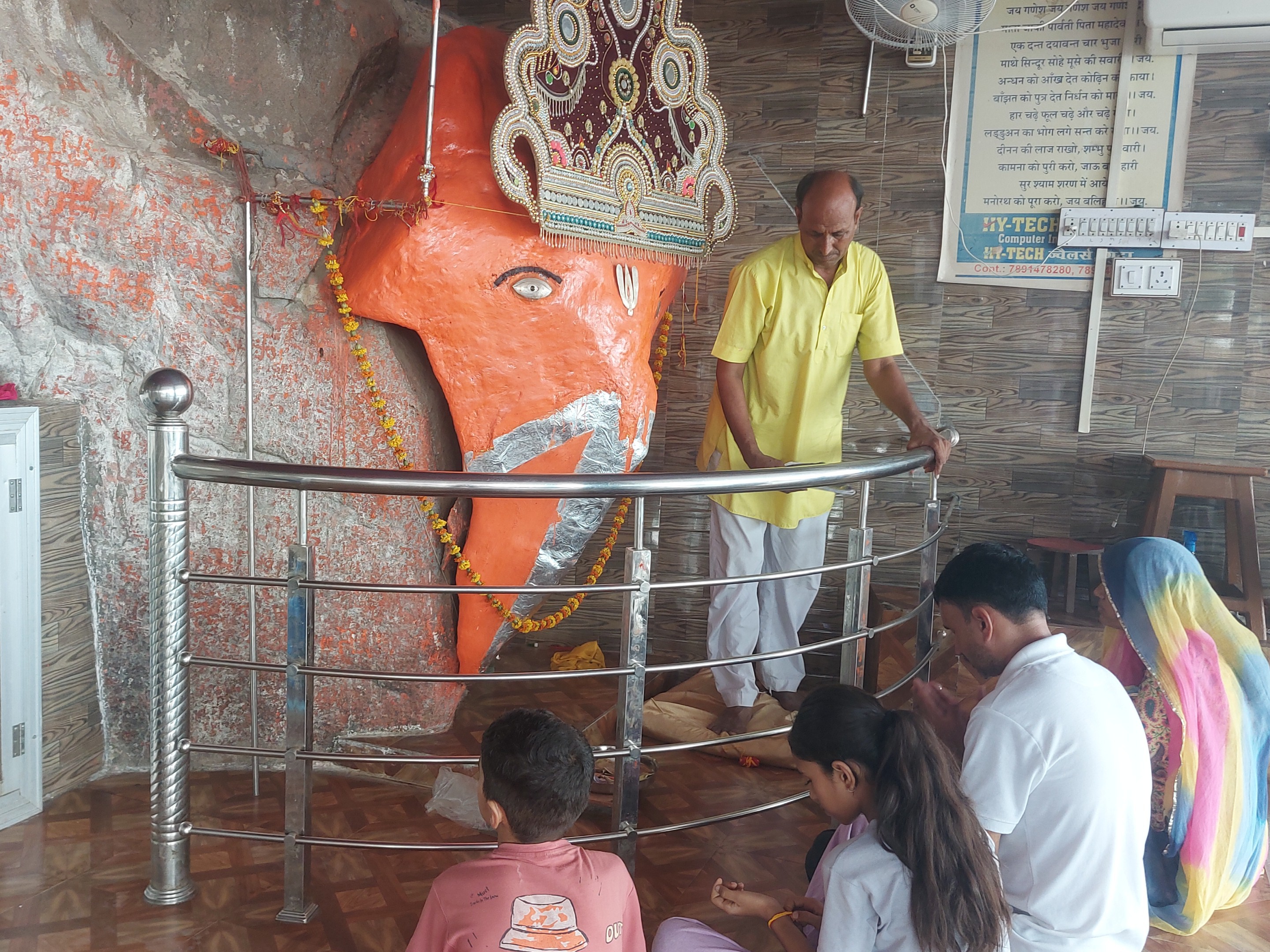 राजस्थान के झुंझनू जिले के जाखल में पहाड़ी की चट्टान पर भगवान गणेश की प्रतिमा उभरी हुई है। यहां भी भक्तों के पहुंचने का सिलसिला शुरू हो गया है।
