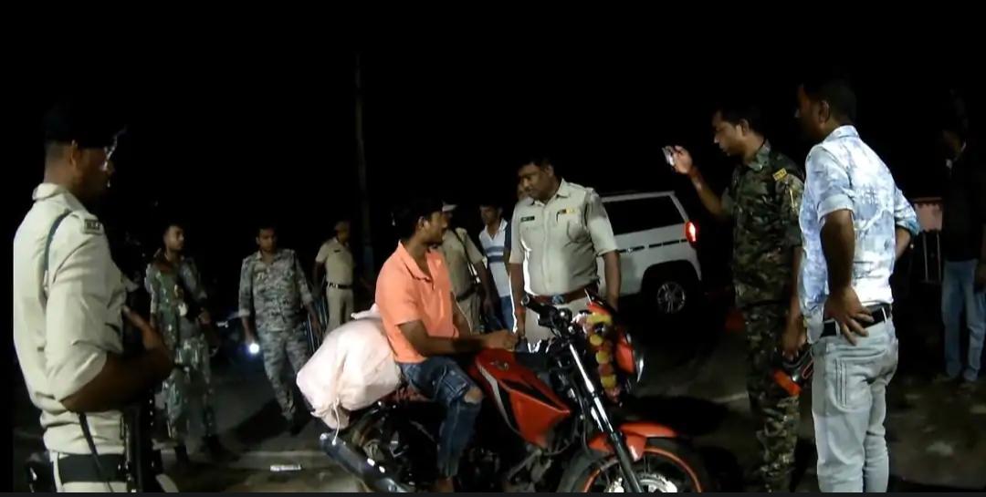 पुलिस ने 12 सितंबर की रात चेकिंग के दौरान युवक को शव ले जाते हुए पकड़ा।
