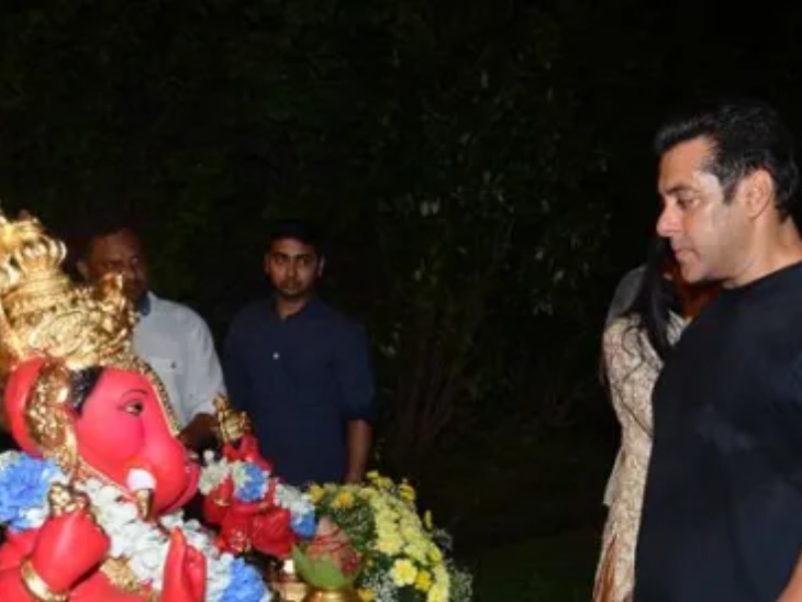 2015 में गणेश आरती के समय ली गई सलमान की तस्वीर।