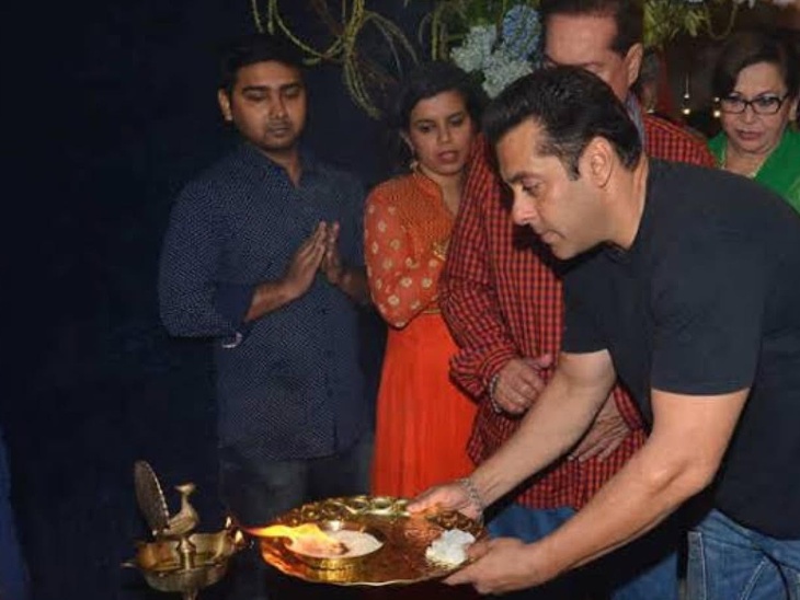 2015 में गणेश आरती के दौरान ली गई सलमान की तस्वीर।
