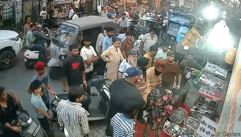 दुकान के बाहर बहस करते हुए