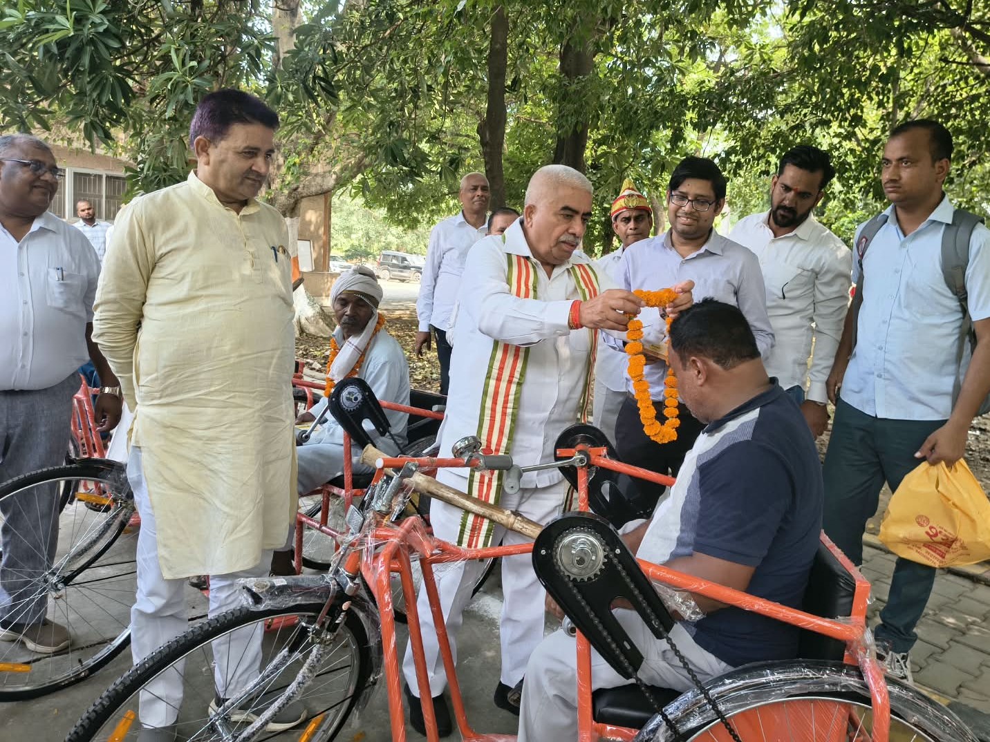 ट्राई साइकिल भी दी गई।