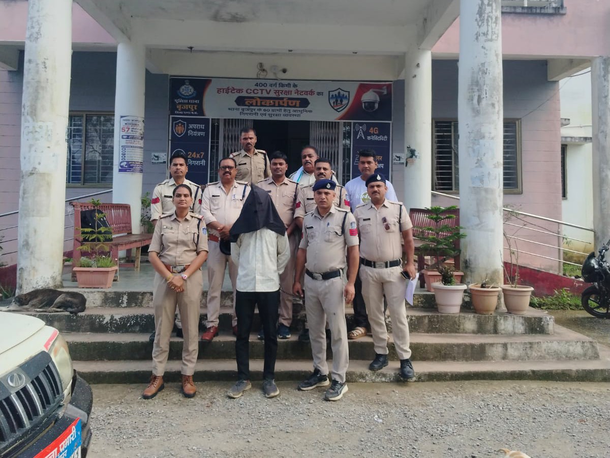 पुलिस की गिरफ्त में आरोपी।