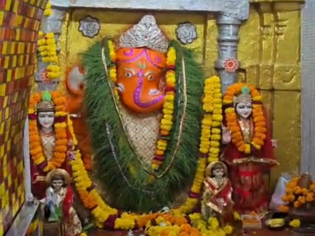 पांडव-कालीन मंदिर में सुबह से दर्शन, दस दिन तक चलेगा अनुष्ठान|देवास,Dewas - Dainik Bhaskar