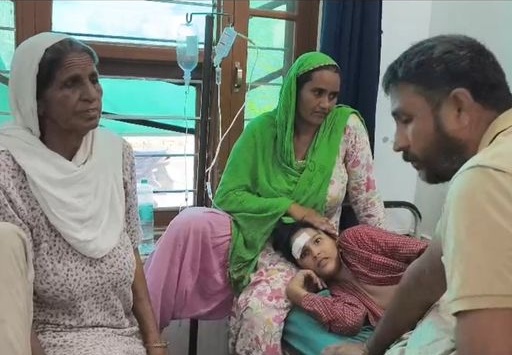 अस्पताल में भर्ती छात्र, पास में बैठे परिजन।