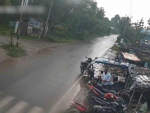 दरभंगा के सिंहवाड़ा थाना क्षेत्र के निस्ता गांव में सोमवार शाम बिजली के 11 हजार वोल्ट के तार पर ठनका गिरने से तार टूट गया।