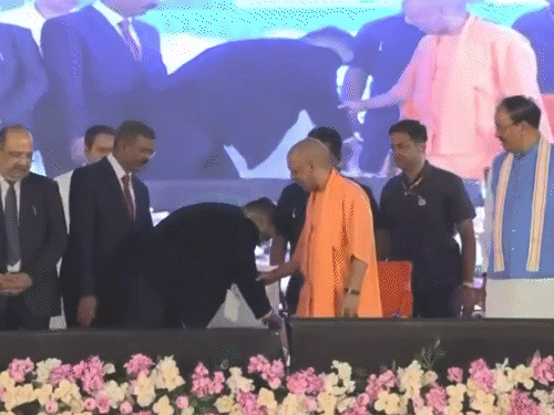 सीएम योगी सोमवार को इलाहाबाद हाईकोर्ट बार एसोसिएशन के कार्यक्रम में शामिल हुए।