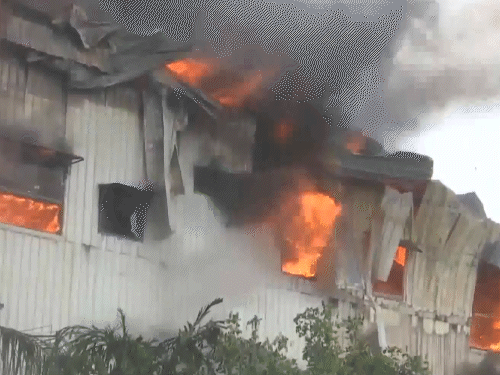 Massive Fire Engulfs Moradabad Wooden Factory | Nearby Area Evacuated