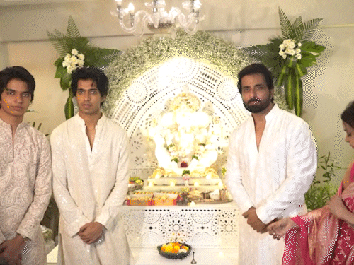 सोनू सूद और सोनाली के दो बेटे हैं, जिनका नाम ईशांत और अयान है।
