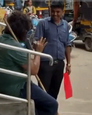 एक शख्स ने पराग को अपना चश्मा दे दिया, उन्होंने सिर झुकाकर उसका अभिवादन किया।