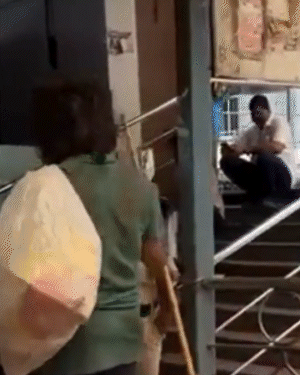 रेलवे स्टेशन पर पराग ने एक महिला पुलिसकर्मी से कुछ खाना देने के लिए कहा, मगर उन्होंने मना कर दिया।