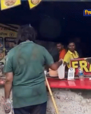 पराग फिर एक दुकान पर गए वहां उन्हें कुछ खाने के लिए मिल गया। सड़क किनारे बैठकर उन्होंने खाया।