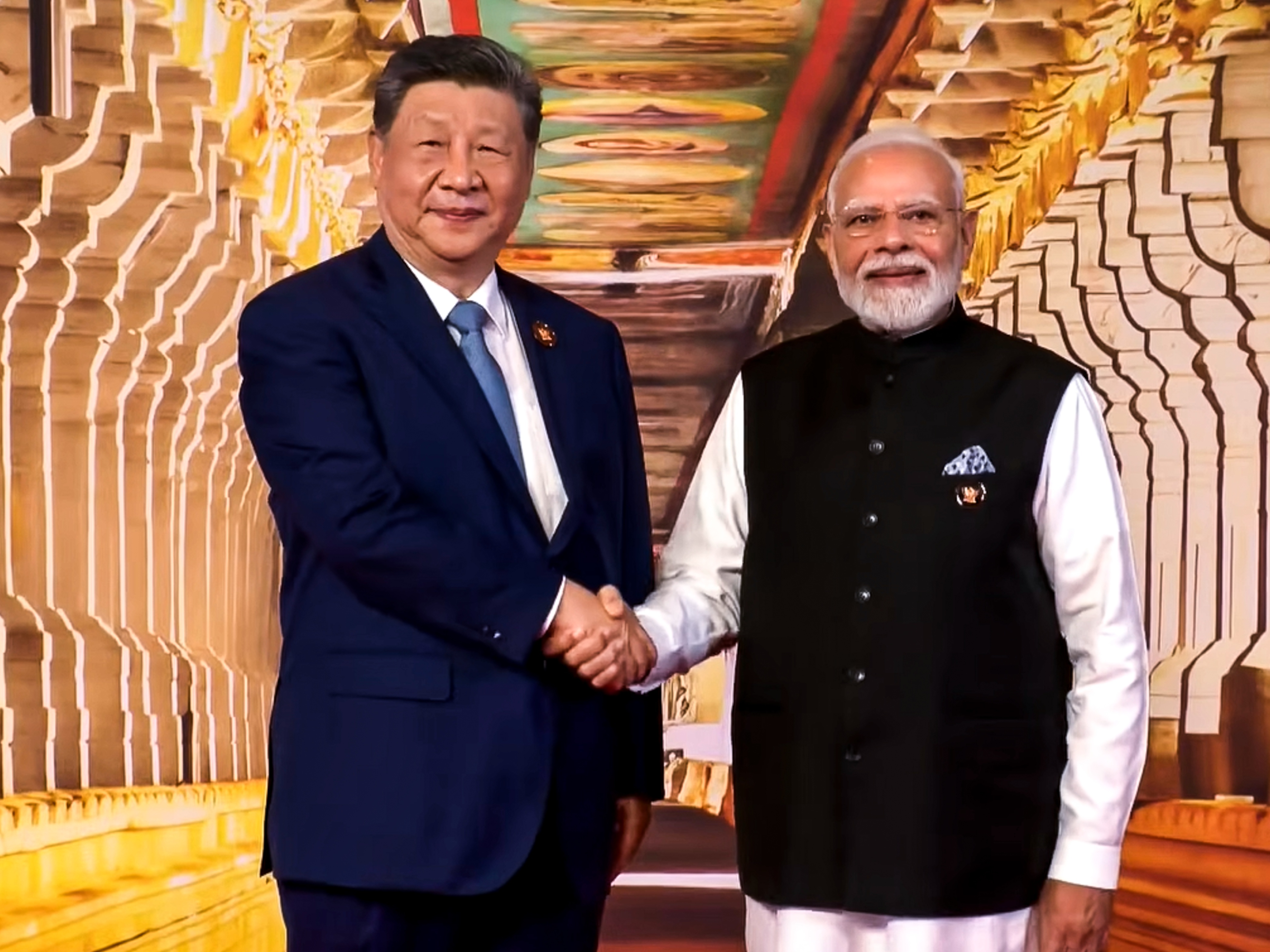 PM मोदी 18वें BRICS समिट से पहले चीनी राष्ट्रपति शी जिनपिंग का भारत मंडपम में स्वागत करते हुए। - Dainik Bhaskar
