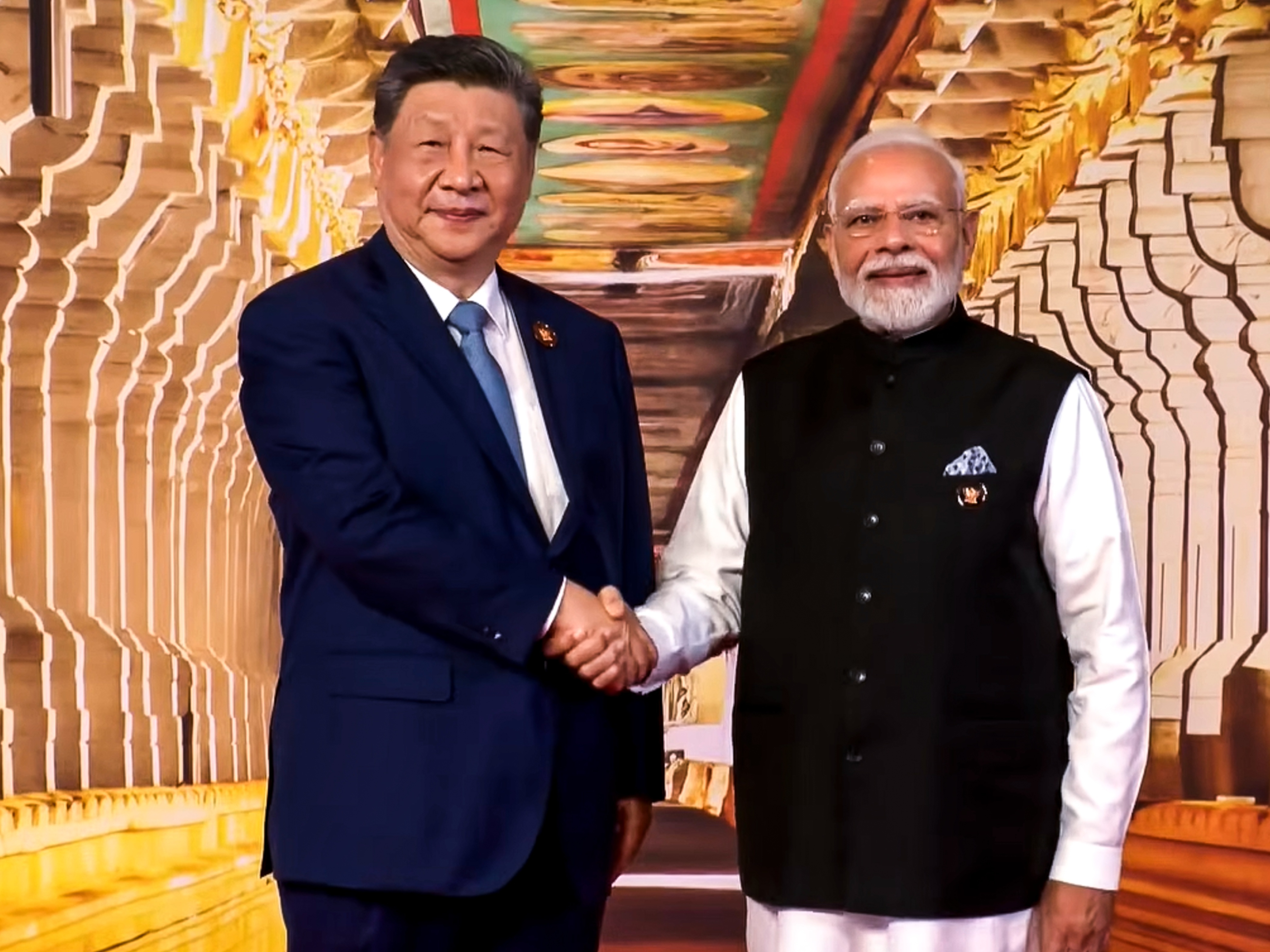 PM मोदी 18वें BRICS समिट से पहले चीनी राष्ट्रपति शी जिनपिंग का भारत मंडपम में स्वागत करते हुए। - Dainik Bhaskar