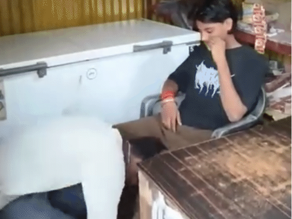 युवक ने खाट पर सुलाकर बेल्ट से भी पीटा; दोस्तों ने साथ दिया, इंस्टाग्राम पर LIVE किया|छतरपुर (मध्य प्रदेश),Chhatarpur (MP) - Dainik Bhaskar