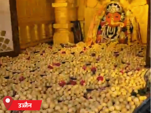 खजराना में 7 करोड़ के आभूषणों से श्रृंगार; MP के मंदिरों में उमड़ी भीड़|इंदौर,Indore - Dainik Bhaskar