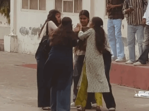आपस में दिख उलझती रहीं छात्राएं।