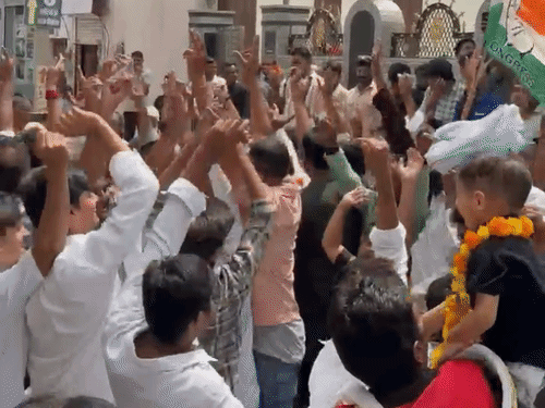 वार्ड नंबर 20 में कांग्रेस प्रत्याशी शंभू दयाल ने जीत के बाद विजय जुलूस निकाला।