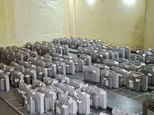 EVM को कमरों में रखा गया है। 15-15 वार्डों के सेट में गिनती शुरू होगी।