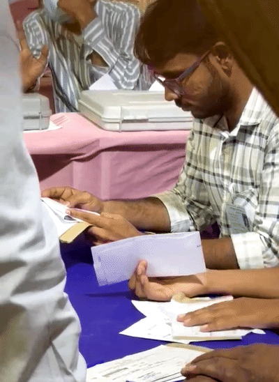भवानी निकेतन में सबसे पहले डाक मतपत्रों की गणना हो रही है।