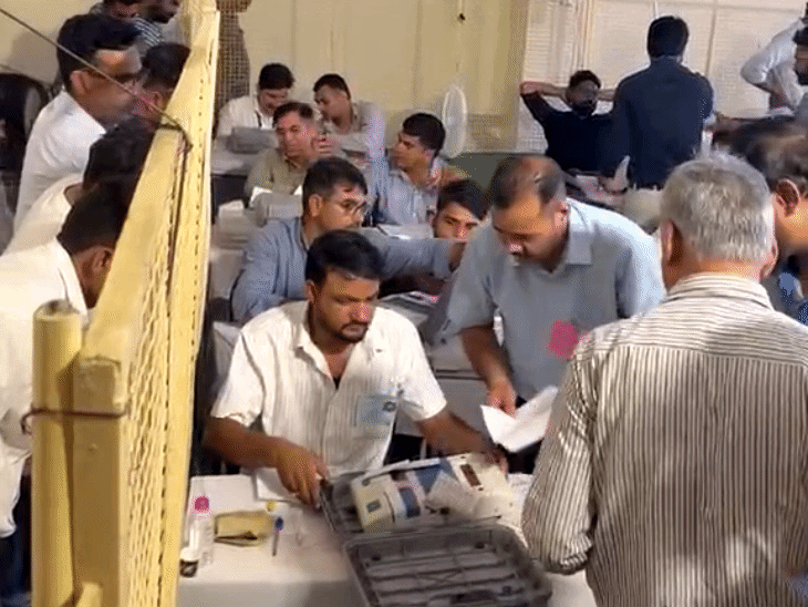 EVM मशीनों से वोटों की गणना करते हुए।