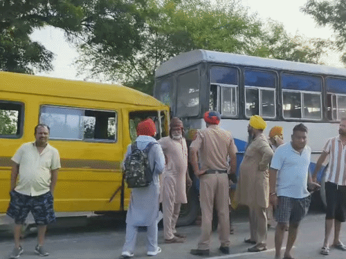 हादसे के बाद मौके पर जांच करती हुई पुलिस।
