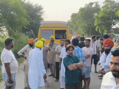 हादसे के बाद मौके पर जुटी लोगों की भीड़।