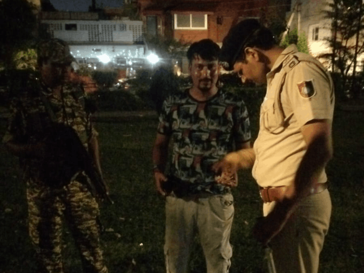 पुलिस चेकिंग के दौरान नशे की जांच करते हुए।