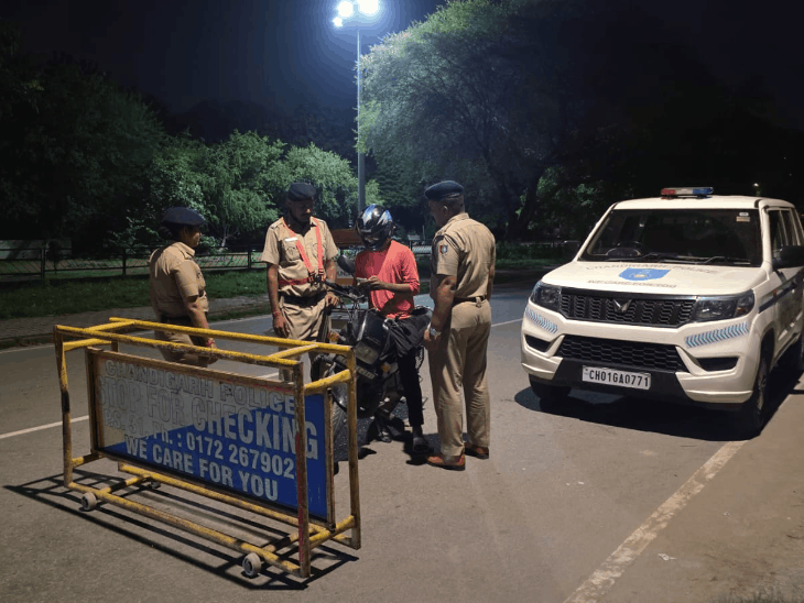 नाका लगाकर पुलिस चेकिंग करते हुए।