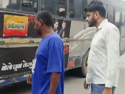 वाटर कूलर से पानी लाकर आग बुझाते लोग।