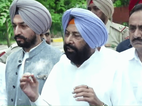 पंजाब भाजपा प्रधान केवल सिंह ढिल्लों मीडिया से बातचीत करते हुए।
