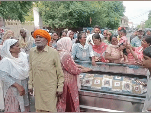 आरोपियों पर कार्रवाई के लिए परिवार ने सड़क पर शव रखकर प्रदर्शन किया।