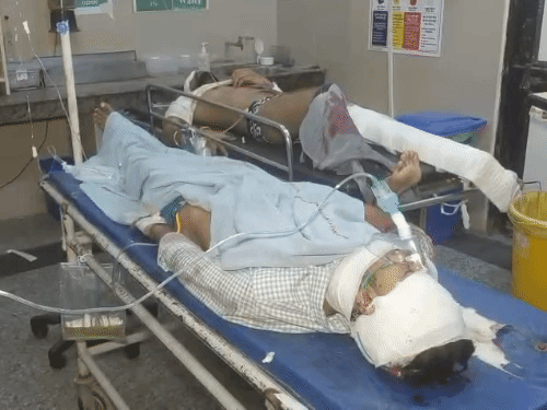 अस्पताल में भर्ती घायलों का इलाज होता हुआ। उनके सिर-पैर में गंभीर चोट लगी है।