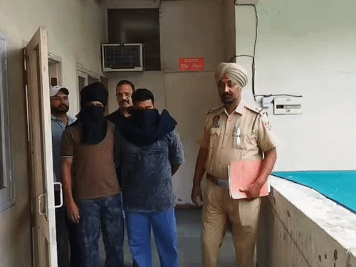 आरोपियों को ले जाते हुए पुलिस।