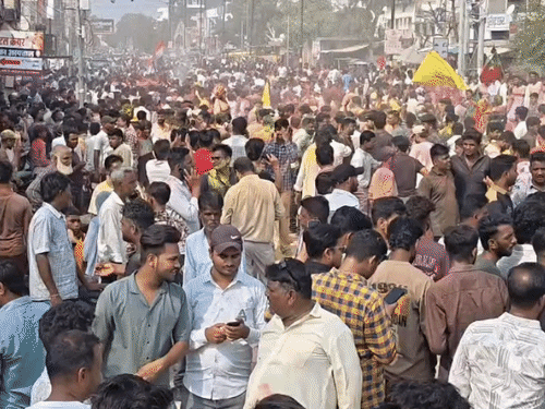 तस्वीर, जीत के बाद की है। यहां सभी पार्टियों के समर्थक रिजल्ट आने के बाद अपने प्रत्याशी के लिए जश्न मनाते नजर आए।