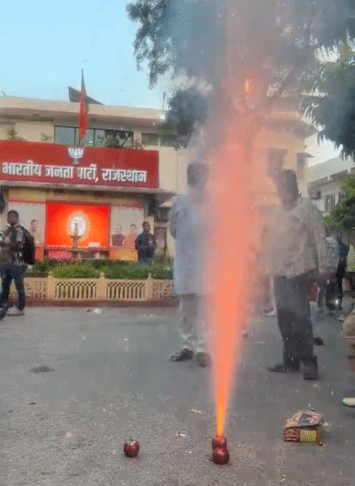 जीत के बाद बीजेपी कार्यालय में आतिशबाजी करते कार्यकर्ता और समर्थक।
