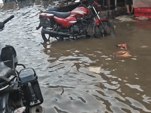 सुपौल में एक घंटे की तेज बारिश के बाद NH पर 2 फीट तक पानी भर गया।