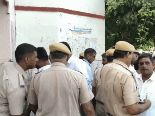 सीकर के गर्ल्स कॉलेज में मतगणना के लिए जा रहे पॉलिटिकल पार्टियों के एजेंट को आईडी देखने के बाद ही एंट्री दी गई।