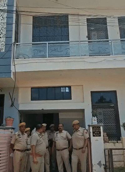 करधनी इलाके के इसी घर में महिला और उसकी 3 बेटियों की हत्या हुई।
