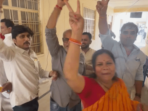 112 वार्ड से बीजेपी के सुनील कोठारी की जीत के बाद जश्न मनाते समर्थक।