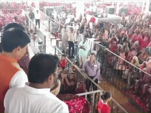 आगर मालवा में लाड़ली बहनों के बैंक खातों में राशि जमा करते मुख्यमंत्री डॉ. मोहन यादव। - Dainik Bhaskar