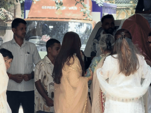 घर के बच्चे और स्टाफ मेंबर भी दर्शन करते दिखे।