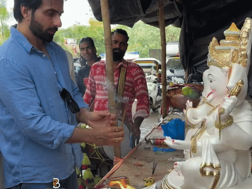 सोनू सूद ने गणपति स्थापना से पहले पूजा की।