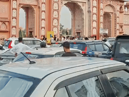सीकर रोड पर मतगणना स्थल के पास प्रत्याशियों और उनके समर्थकों की भीड़ पहुंची। इसकी वजह से जाम लग गया।