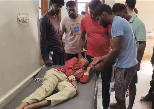 अस्पताल में भर्ती छात्र का हाल जानते हुए परिजन।