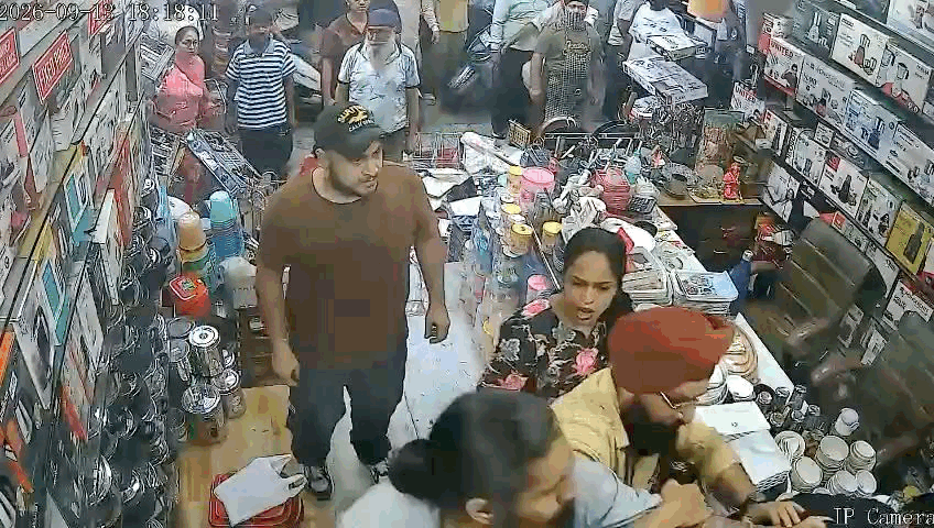 ददुकानदार को बालों से पकड़ कर बाहर निकालते हुए