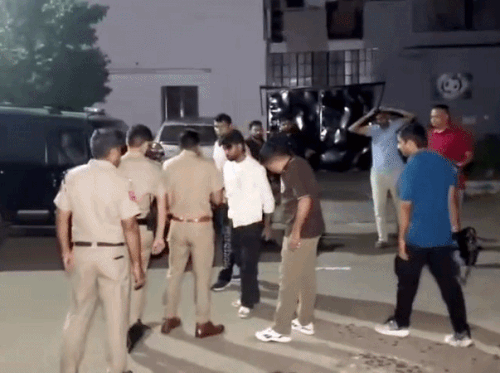 घटना बाद निरीक्षण करते हुए क्राइम ब्रांच की टीम।