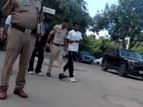 पंचकूला में मौके से पकड़े गए आरोपी।