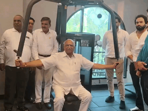 उद्घाटन के दौरान विधायक ने जिम की अलग-अलग मशीनों पर एक्सरसाइज भी की