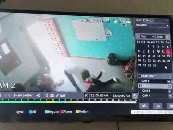 संस्कार पब्लिक स्कूल प्रिंसिपल ने बच्चे को लातें मारी गईं। वहं मौजूद छात्रों में दहशत मच गई।